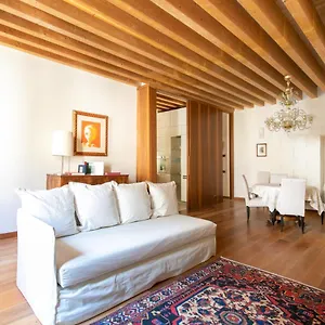 https://calle-teatro-vecchio-venezia.hotelinveneto.com